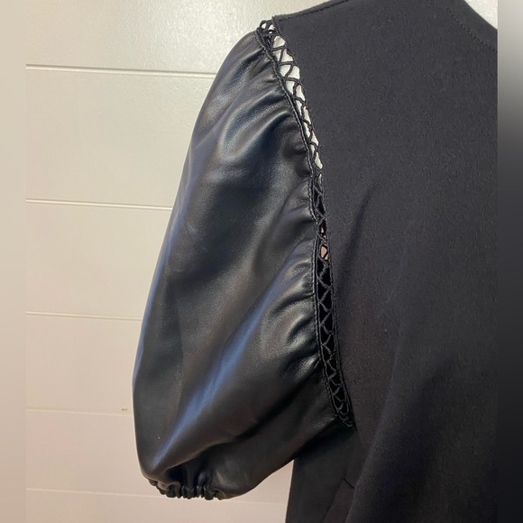 Laundry by Shelli Segal black tee with faux leather pleather puff sleeves size L - Picture 3 of 8